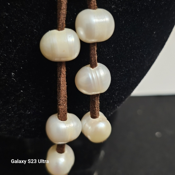 Set of necklace, bracelet, earrings, and ring in leather cord and pearls. - Picture 11 of 11